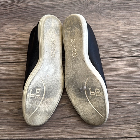 Ecco black leather simpil loafer white rubber sole - Picture 5 of 9